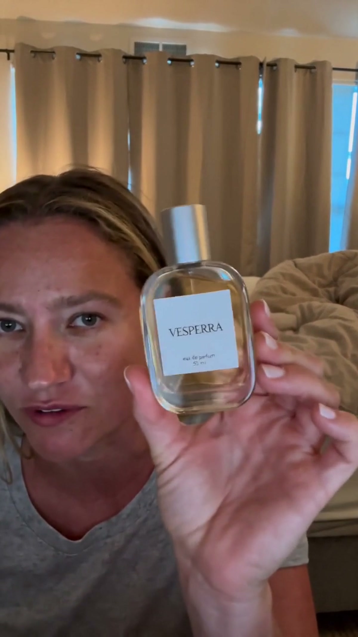 Lena prezentuje perfumy w domowej scenerii