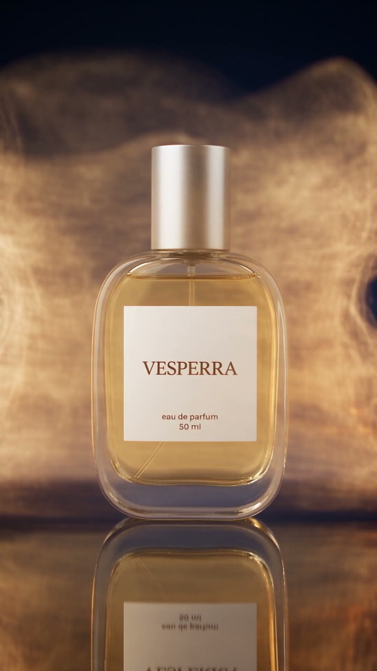 Flakon perfum VESPERRA na ciemnym tle ze złotą mgłą